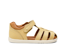 Sandalia barefoot I-Walk Roam Arena para niña en color caramelo, con diseño abierto y suela flexible de BOBUX ESPAÑA.