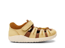 Sandalias barefoot I Walk Cumbre Arena y Caramelo para niño, deportivas de BOBUX España y Portugal, con diseño cómodo y flexible.