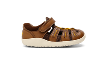 Sandalia deportiva para niño I Walk Cumbre en color caramelo y toffee de BOBUX, con diseño barefoot y cómodo para niños.