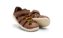Sandalia deportiva para niño I Walk Cumbre en color caramelo y toffee de BOBUX ESPAÑA Y PORTUGAL, vista frontal.