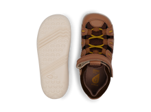 Sandalias deportivas para niño I Walk Cumbre en color caramelo y toffee de BOBUX, calzado ligero y cómodo para caminar.