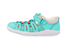Sandalia deportiva I Walk Summit turquesa para niño de BOBUX, con diseño barefoot y plantilla Steam, vista desde un lado.