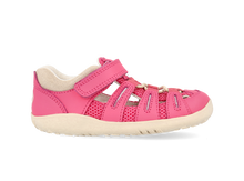 Sandalia Step UP para bebé de BOBUX ESPAÑA en rosa ciclámico con suela Chalk, ideal para los primeros pasos.