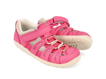 Sandalia Step UP para bebé en rosa cyclamen y suela Chalk de BOBUX ESPAÑA, ideal para los primeros pasos.