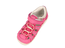 Sandalia Step UP de BOBUX ESPAÑA en rosa cyclamen y suela Chalk para primeros pasos de bebé, calzado respetuoso y cómodo.