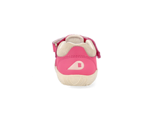 Sandalia Step UP de BOBUX ESPAÑA en color rosa cyclamen y suela chalk, ideal para los primeros pasos del bebé.