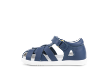 Sandalia barefoot I-Walk Tropicana II de BOBUX España en color azul marino para niño, con suela flexible y diseño cómodo.