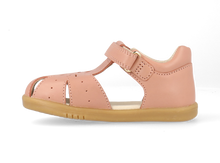 Sandalia barefoot I Walk Compass Rosa para niña de la marca Bobux España y Portugal, con diseño cómodo y color rosa brillante.