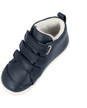 Bota Barefoot I Walk Hi Court para niño en azul marino, de la marca BOBUX ESPAÑA Y PORTUGAL, vista lateral.