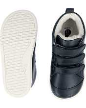 Bota Barefoot I Walk Hi Court para niño en azul marino, con suela flexible y diseño cómodo de la marca BOBUX ESPAÑA Y PORTUGAL.