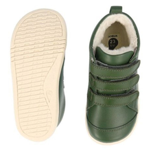 Botas Barefoot I Walk Hi Court Arctic Forest para niños de la marca BOBUX ESPAÑA Y PORTUGAL, con diseño de corte alto y patrón forestal.