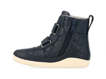Bota infantil BOBUX I Walk Patch Navy para niño, calzado barefoot con diseño en color navy y suela flexible.
