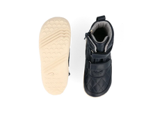Bota infantil BOBUX I Walk Patch Navy en color azul marino, diseñada para niños, con suela flexible y cómoda para caminar.