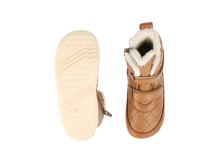 Sandalia IWalk Barefoot BOBUX para niños en color caramelo con parche Ártica, diseñada para comodidad y flexibilidad.