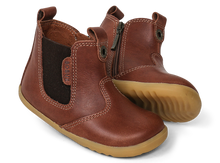 Bota Step UP Bobux Iberia para bebés, calzado respetuoso y cómodo para los primeros pasos, en color toffee, vista lateral