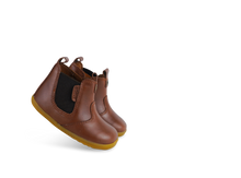 Bota Step UP Bobux Iberia para bebés, calzado respetuoso en tono toffee, ideal para los primeros pasos del bebé.