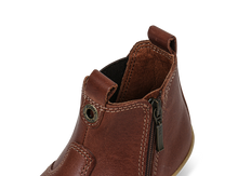 Bota Step UP Bobux Iberia para bebés, calzado respetuoso y cómodo en color toffee para los primeros pasos.