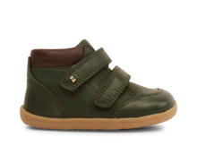 Calzado respetuoso Step Up Timber Oliva para bebés en sus primeros pasos, de la marca Bobux Iberia, con diseño cómodo y suave.