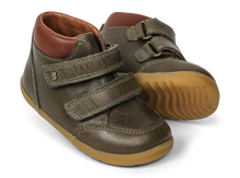 Calzado Step Up Timber Oliva de Bobux Iberia para los primeros pasos del bebé, en color verde oliva, con suela flexible y cómoda.