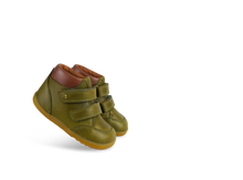 Zapatos Step Up Bobux Iberia para bebés, calzado respetuoso y cómodo en color oliva para los primeros pasos del bebé.
