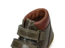 Zapatos Step Up Bobux Iberia para bebés, calzado respetuoso en color oliva para los primeros pasos.