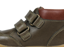 Calzado respetuoso Step Up Timber Oliva de Bobux Iberia para los primeros pasos del bebé, con diseño cómodo y suave color oliva.
