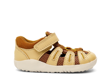 Sandalia Step Up BOBUX España en color caramelo, calzado respetuoso para los primeros pasos del bebé, con diseño cómodo y flexible.