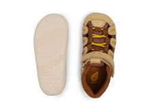 Sandalia Step UP de BOBUX ESPAÑA en color caramelo para los primeros pasos del bebé, con diseño respetuoso y cómodo.