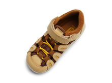 Sandalia Step UP BOBUX ESPAÑA en color caramelo para los primeros pasos del bebé, con diseño cómodo y resistente para niños pequeños.