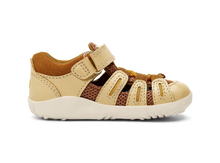 Sandalia Step UP de BOBUX ESPAÑA en color caramelo, ideal para los primeros pasos del bebé, con diseño respetuoso y cómodo.