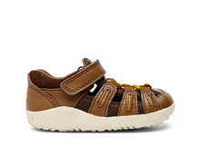 Sandalia Step UP BOBUX ESPAÑA en color caramelo y toffee, ideal para los primeros pasos del bebé, con diseño cómodo y resistente.