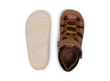 Sandalia Step UP BOBUX ESPAÑA para bebés, calzado respetuoso en color caramelo y toffee para los primeros pasos.