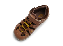 Sandalia Step UP de BOBUX ESPAÑA en color caramelo y toffee, ideal para los primeros pasos del bebé, con diseño cómodo y resistente.