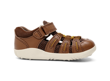 Sandalia Step UP BOBUX ESPAÑA en color caramelo y toffee para los primeros pasos del bebé, con cierre ajustable y suela flexible.