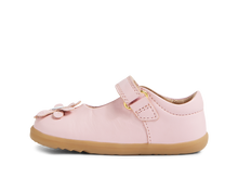 Zapatos Step Up Bobux Iberia para bebés, color rosa parfait, ideales para los primeros pasos del bebé, calzado respetuoso y cómodo.