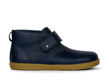 Botas Barefoot Kid+ BOBUX en color azul marino para niños, con diseño cómodo y resistente para actividades al aire libre.