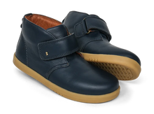 Botas barefoot BOBUX Kid+ para niños en color azul marino con diseño cómodo y flexible, ideal para calzado infantil.