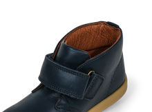 Botas barefoot BOBUX Kid+ para niños en color azul marino, diseño cómodo y flexible para pies pequeños.