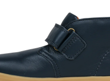 Bota Barefoot Kid+ para niño en color azul marino, diseñada por BOBUX ESPAÑA Y PORTUGAL, vista en la imagen.
