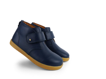 Bota Barefoot Kid+ BOBUX España y Portugal en color azul marino para niños, diseñada para comodidad y estilo infantil.