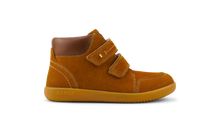 Botas Barefoot Kid+ Timber Mustard para niño de la marca Bobux Iberia, color mostaza, con suela flexible y diseño cómodo.