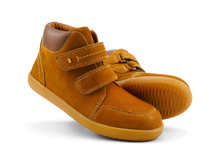 Botas Barefoot para niños Bobux Iberia Kid+ Timber Mustard con suela flexible y diseño cómodo para niños pequeños.