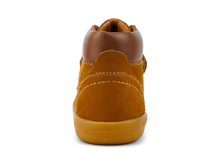 Bota infantil Barefoot Kid+ Timber Mustard de Bobux Iberia, calzado para niños en color mostaza con diseño cómodo y resistente.