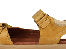 Sandalia Barefoot Kid+ Driftwood Chartreuse de BOBUX ESPAÑA para niño, con suela flexible y color chartreuse brillante.
