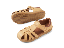 Sandalia barefoot para niños BOBUX Cross Jump Oak Buff, calzado ligero y flexible con diseño cómodo para niños.