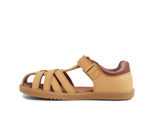 Sandalia barefoot para niño BOBUX Cross Jump Oak Buff, sandalia ligera y flexible con diseño cómodo y resistente para niños.