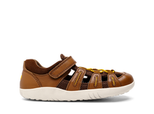 Sandalia Barefoot Kid+ Summit Caramelo Toffee para niño de BOBUX ESPAÑA, sandalia ligera y flexible para niños.