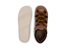 Sandalia Barefoot Kid+ Summit Caramelo y Toffee para niño de la marca Bobux España, con diseño cómodo y transpirable.