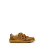 Zapatos barefoot para niños BOBUX Kid+ Riley en color caramelo y toffee, calzado cómodo y flexible para niños pequeños.