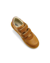 Zapatos barefoot para niños BOBUX Kid+ Riley en tonos caramelo y toffee, con diseño cómodo y flexible para niños pequeños.